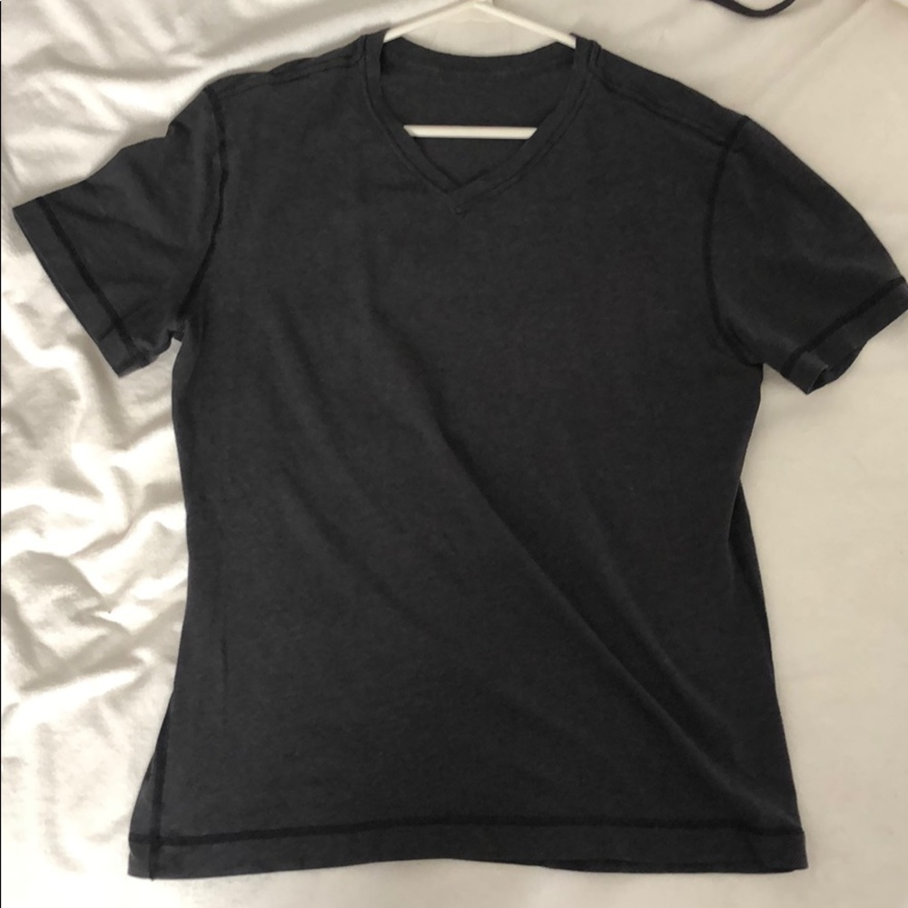 V-neck t-shirt. Stretch. Size small